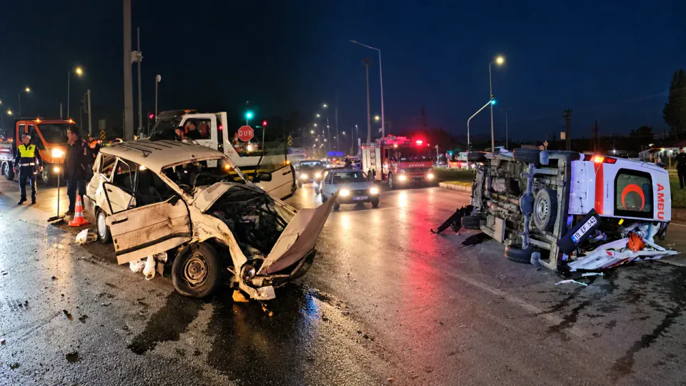 Çorum'da görevde olan 112 ambulansı ile otomobil çarpıştı: 6 yaralı, 2'si ağır görseli