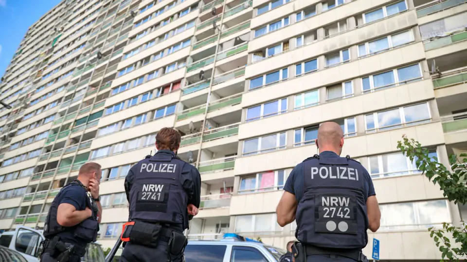 Duisburg'da 'Beyaz Dev' Operasyonu: Sosyal Yardım Yolsuzluğuna Sıkı Denetim görseli