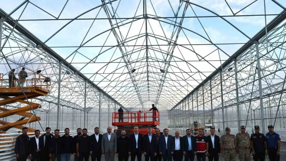 Vali Önder Bozkurt, Diyadin Jeotermal Sera OSB'de yatırım tempoyu inceledi görseli