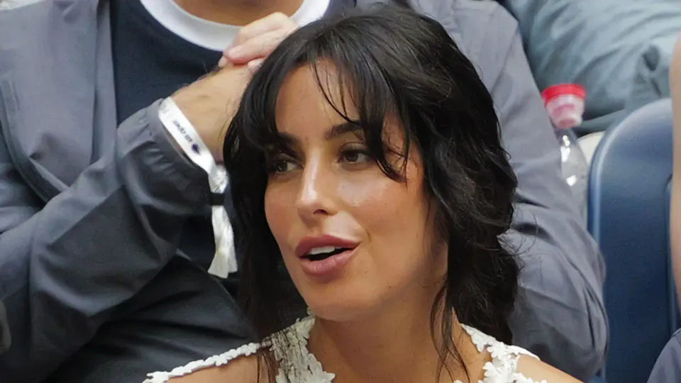 Brad Pitt ve Ines de Ramon US Open Finalinde: O İvory Üst Giyim Her Yerden Övgü Topladı görseli