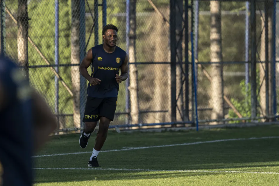 MKE Ankaragücü'nde Renaldo Cephas Krizi: İzinsiz Transfer ve Hukuk Savaşı görseli