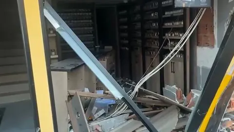 Fatih'te Korkutan Kaza: Kontrolden Çıkan Otomobil İki İş Yerine Girdi
