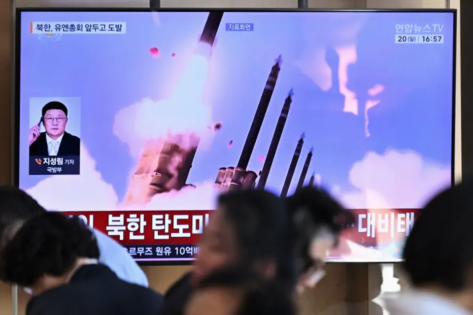 Kuzey Kore 'yeni tip silah' fırlattı, Kim Jong Un testin şahitliği yaptı görseli