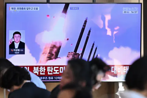 Kuzey Kore 'yeni tip silah' fırlattı, Kim Jong Un testin şahitliği yaptı