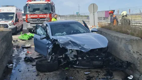 TEM Kınalı Gişelerinde Korkutan Kaza: Otomobil Duvara Çarptı