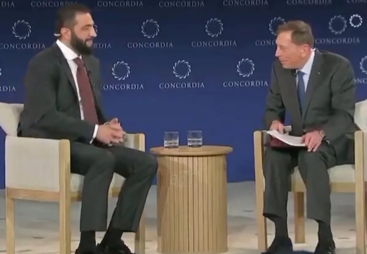 Eski CIA Direktörü Patraeus ile Ahmed Şara'dan Barış Vurgusu Eski CIA Direktörü Patraeus ile Ahmed Şara'dan Barış Vurgusu