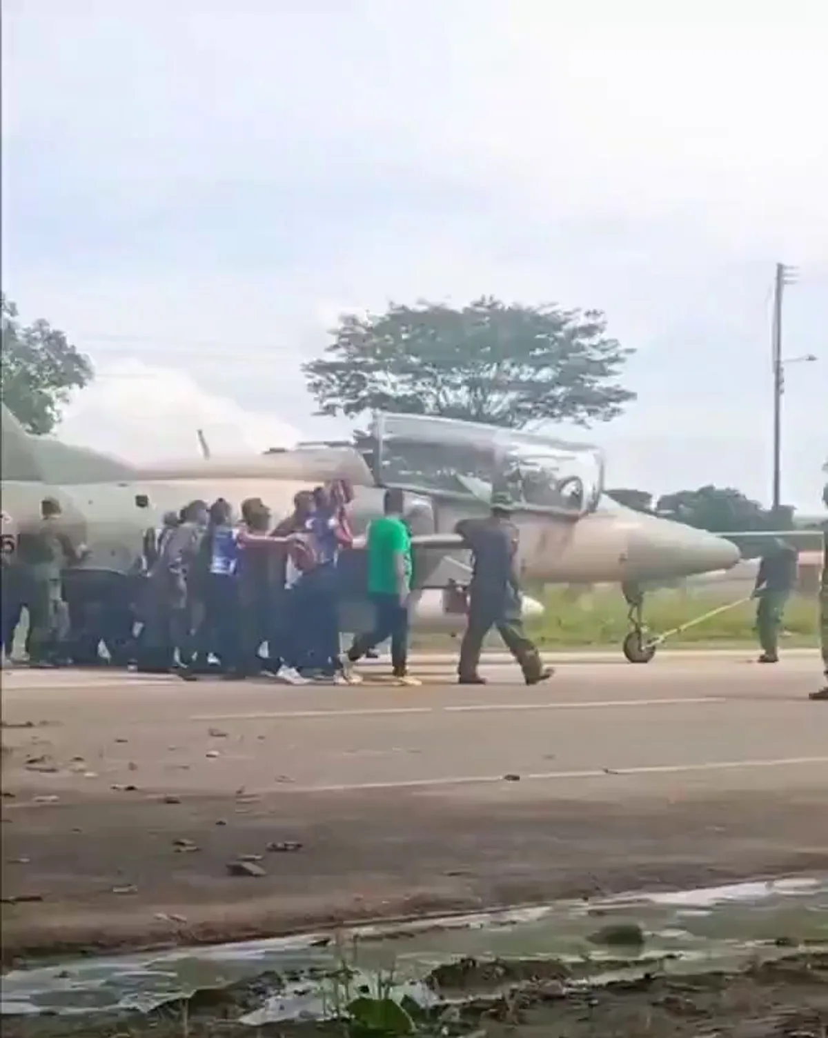 Venezuela Hava Kuvvetleri'nden Çin Yapımı Savaş Uçağı Taşınması Venezuela Hava Kuvvetleri'nden Çin Yapımı Savaş Uçağı Taşınması