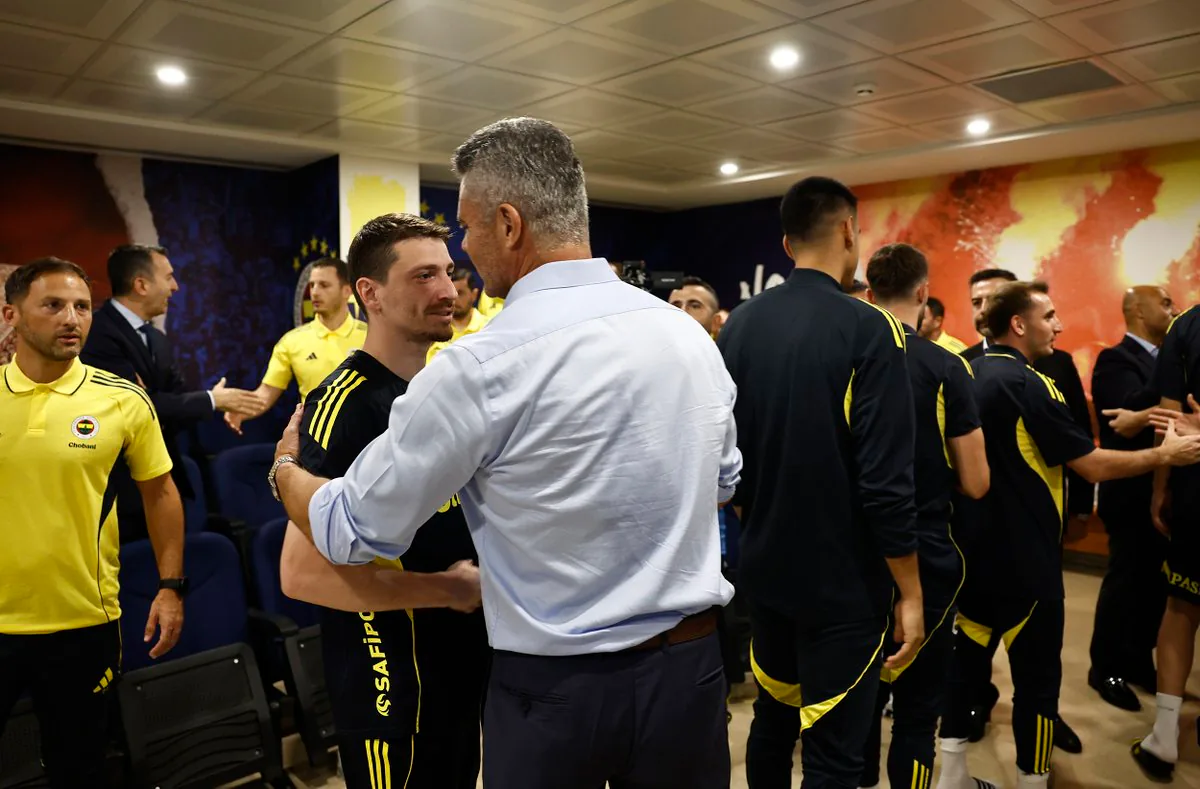 Fenerbahçe'de Başkan Saran Futbol Takımıyla Bir Araya Geldi Fenerbahçe'de Başkan Saran Futbol Takımıyla Bir Araya Geldi