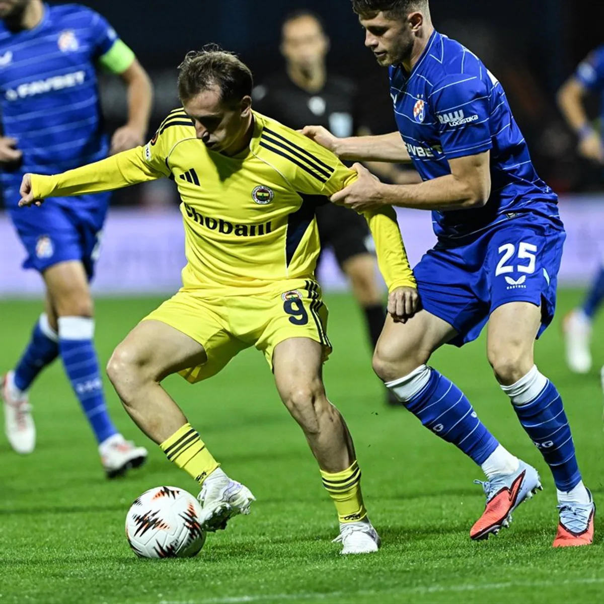 Fenerbahçe, Zagreb'de Berabere Kaldı: İlk Yarı Sonucu 1-1 Fenerbahçe, Zagreb'de Berabere Kaldı: İlk Yarı Sonucu 1-1