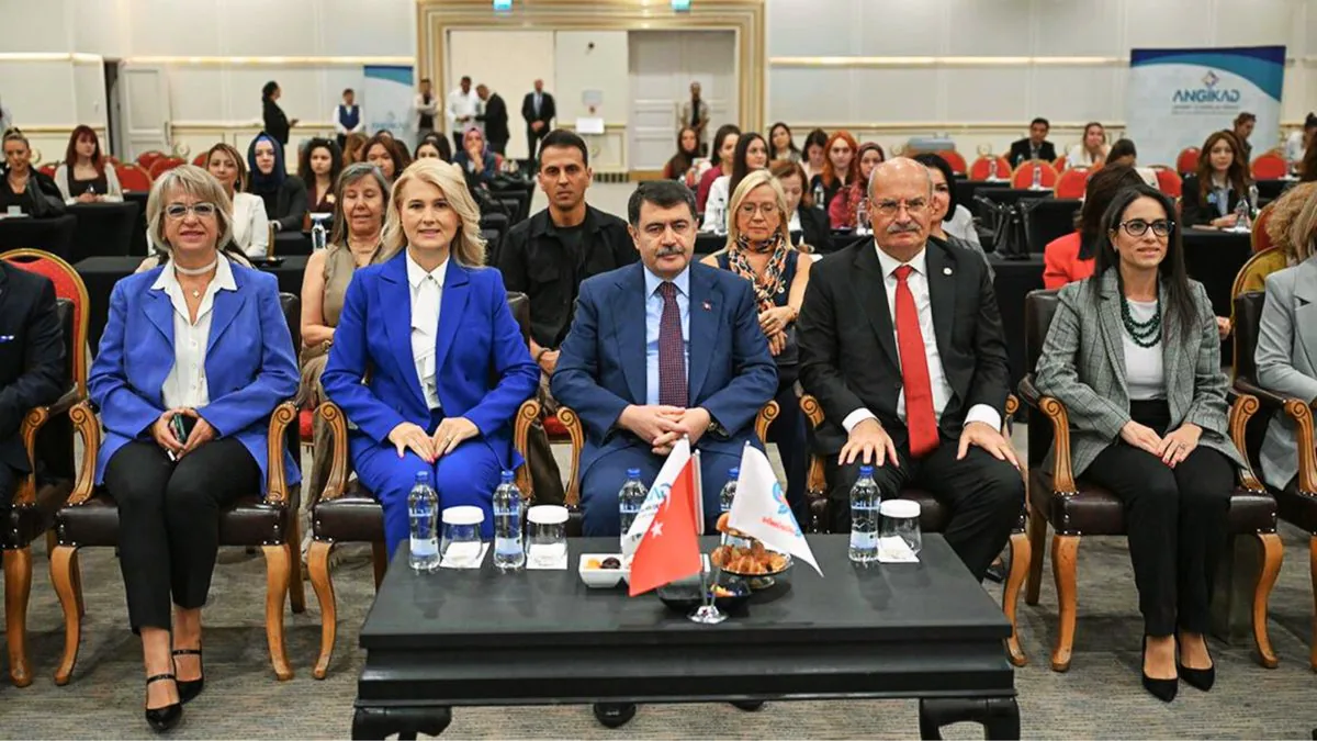 Kadın Girişimciler ve Gençler Teknoloji Dönüşümünde İş Birliği Kadın Girişimciler ve Gençler Teknoloji Dönüşümünde İş Birliği