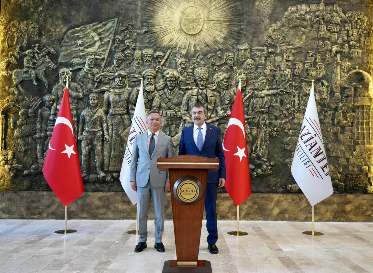 Milli Eğitim Bakanı Tekin, Gaziantep'te Öğrencilerle Buluştu ve Valiliği Ziyaret Etti Milli Eğitim Bakanı Tekin, Gaziantep'te Öğrencilerle Buluştu ve Valiliği Ziyaret Etti