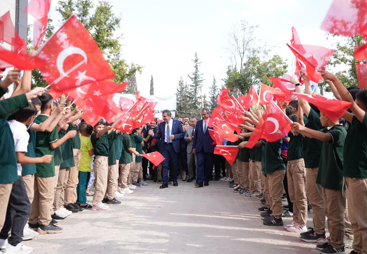 Gaziantep'te Yeni Eğitim Dönemi: Bakan Tekin, Yeni Okulların Açılışını Yaptı Gaziantep'te Yeni Eğitim Dönemi: Bakan Tekin, Yeni Okulların Açılışını Yaptı