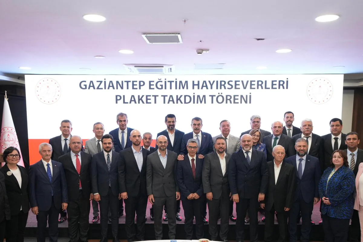 Eğitime Destek Veren Hayırseverlere Plaket Takdimi Eğitime Destek Veren Hayırseverlere Plaket Takdimi