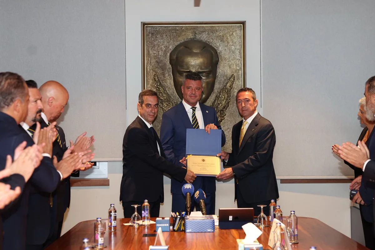 Fenerbahçe'de Yeni Yönetim Mazbatalarını Aldı Fenerbahçe'de Yeni Yönetim Mazbatalarını Aldı