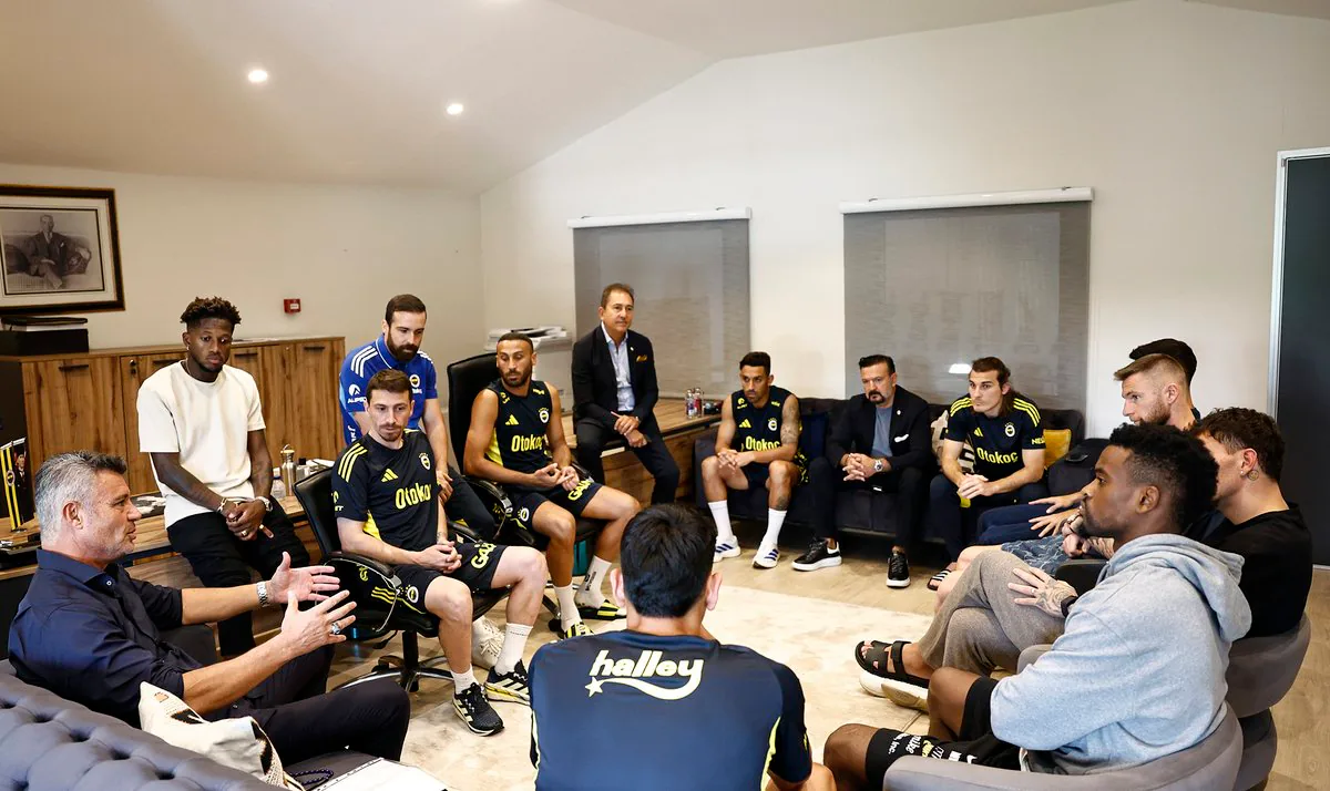 Fenerbahçe Futbol Takımıyla Başkan ve Yönetici Toplantısı Fenerbahçe Futbol Takımıyla Başkan ve Yönetici Toplantısı
