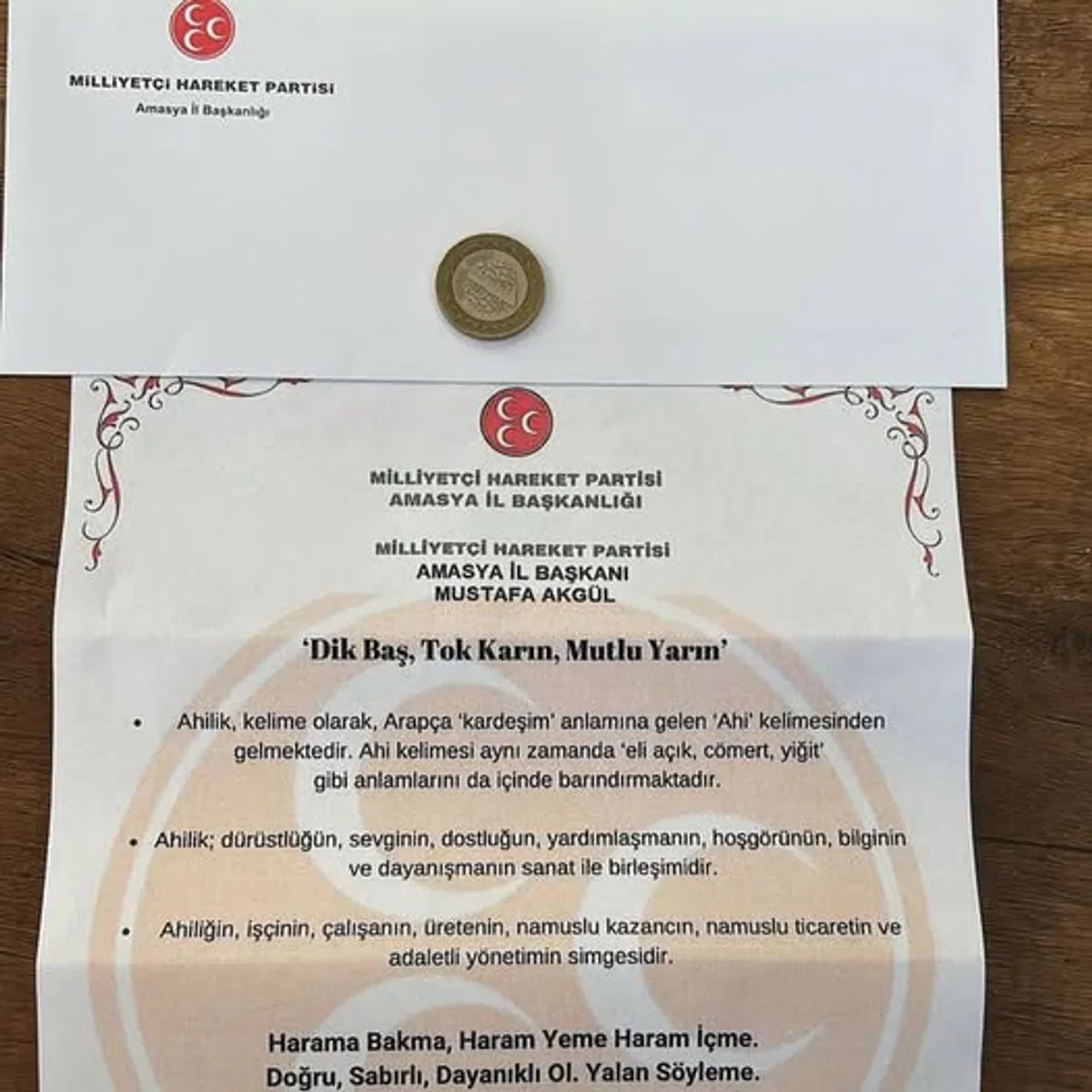 MHP'li Belediye Başkan Adayı Amasya'da Esnaflara Siftah Parası Dağıttı MHP'li Belediye Başkan Adayı Amasya'da Esnaflara Siftah Parası Dağıttı
