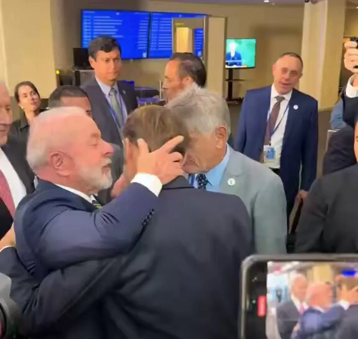 BM Zirvesinde Şaşırtan An: Lula, Macron'u Ensesinden Tutarak Dikkatleri Üzerine Çekti BM Zirvesinde Şaşırtan An: Lula, Macron'u Ensesinden Tutarak Dikkatleri Üzerine Çekti