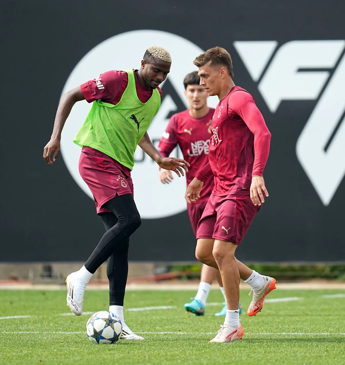 Victor Osimhen, Liverpool Karşılaşması İçin Hazırlıklarını Sürdürüyor Victor Osimhen, Liverpool Karşılaşması İçin Hazırlıklarını Sürdürüyor