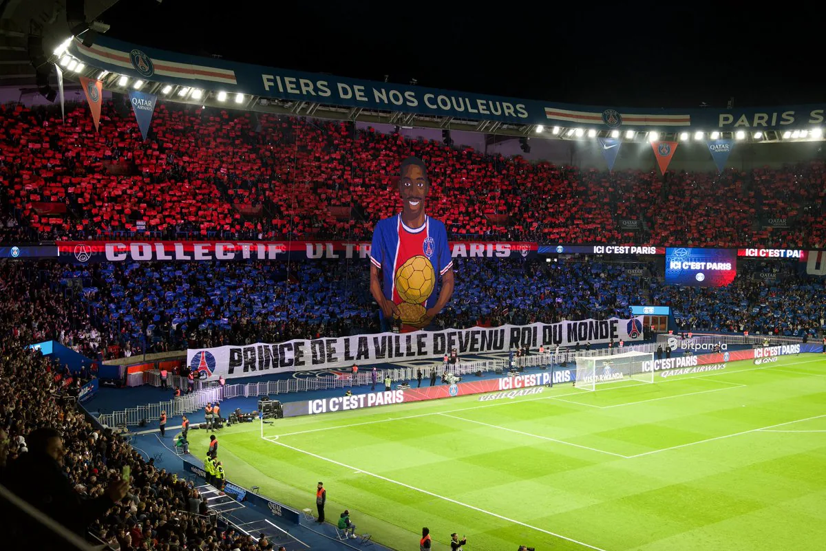 PSG Tribünleri, Dembele'ye ve Teknik Direktör Luis Enrique'ye Özel Koreografi Yaptı PSG Tribünleri, Dembele'ye ve Teknik Direktör Luis Enrique'ye Özel Koreografi Yaptı