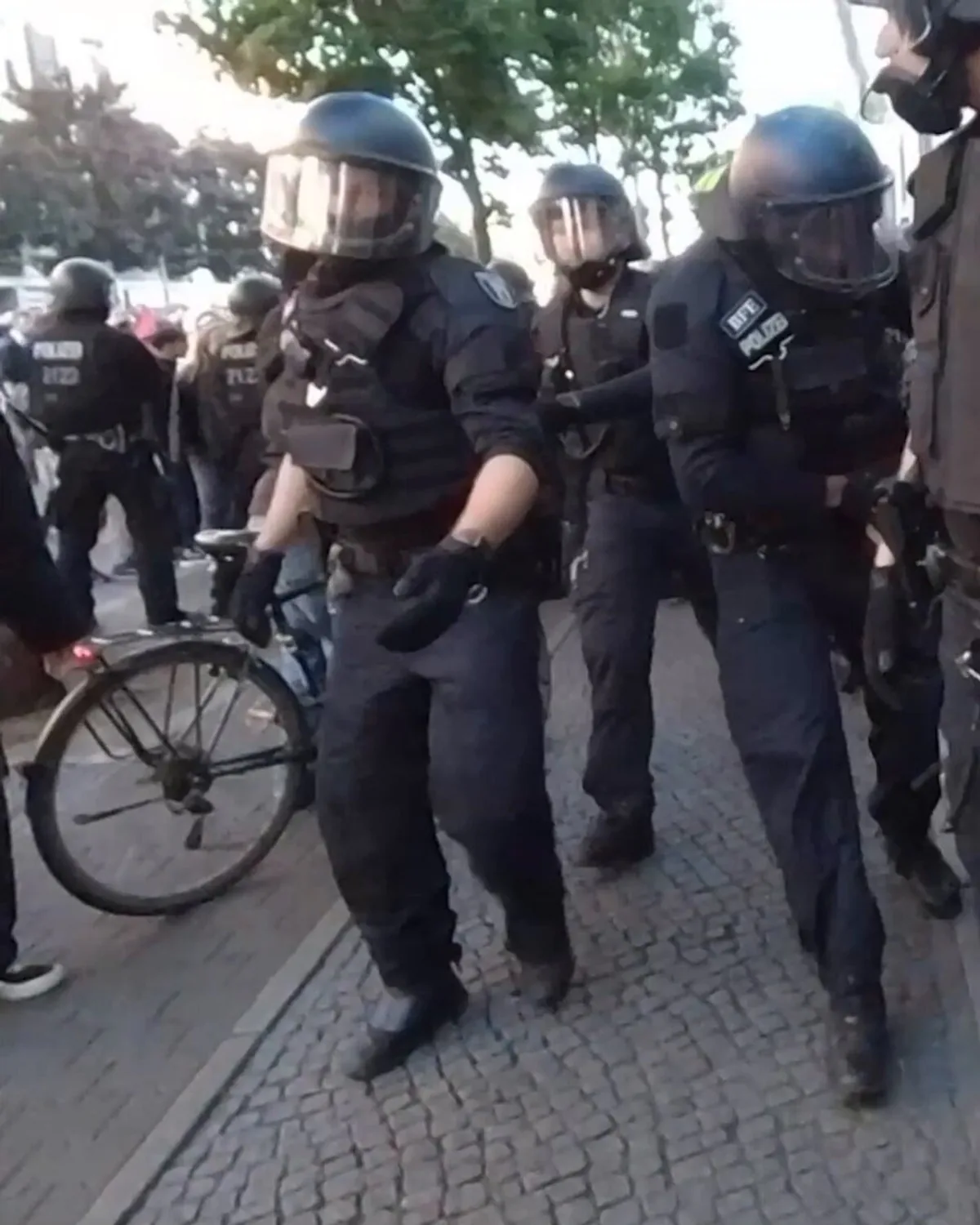 Berlin'de Filistin'e Destek Yürüyüşüne Polis Müdahalesi: 100 Bini Aşkın Katılımcı Berlin'de Filistin'e Destek Yürüyüşüne Polis Müdahalesi: 100 Bini Aşkın Katılımcı