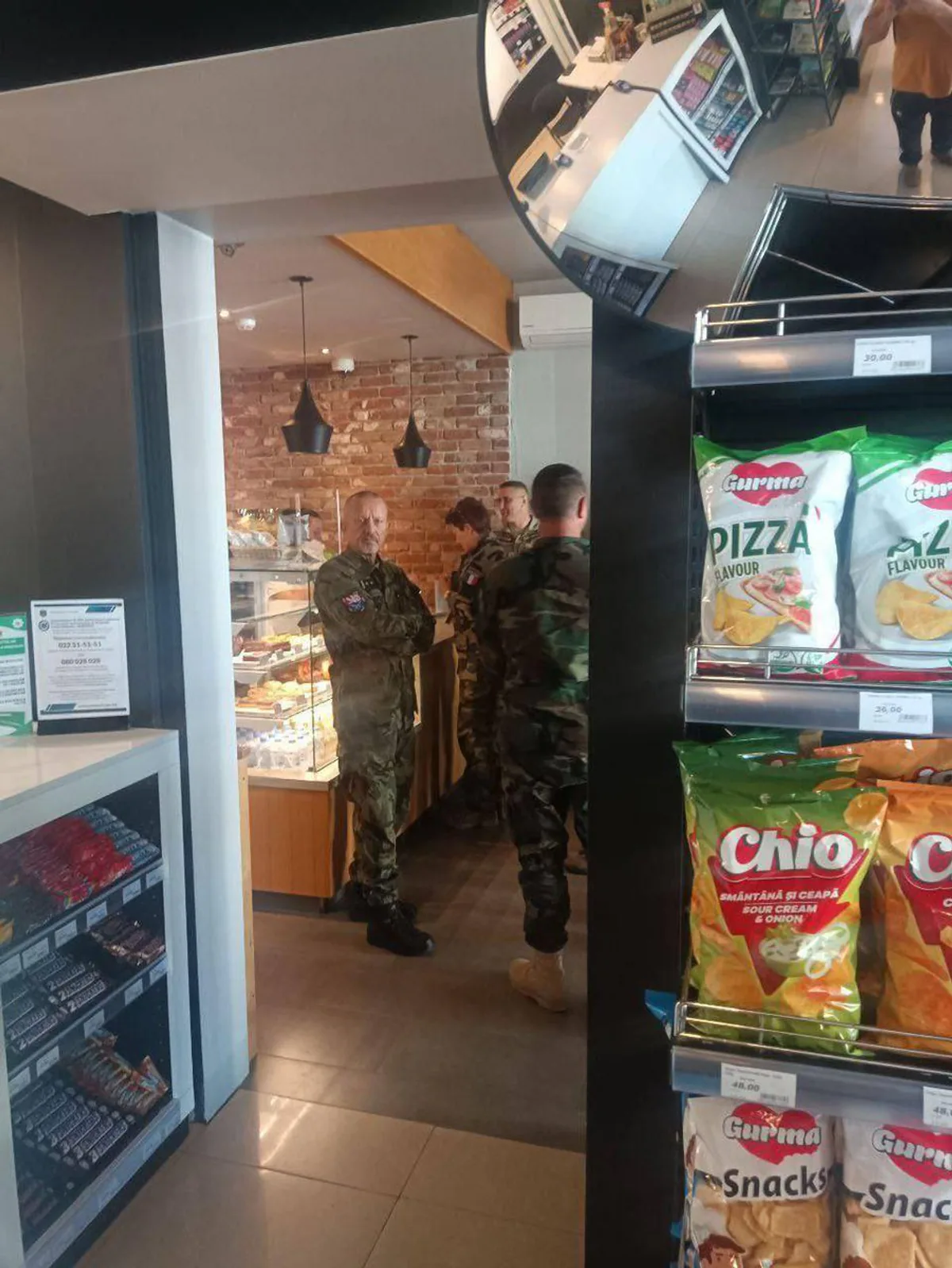 Moldova'da Bir Markette Fransız Askerleri Görüntülendi Moldova'da Bir Markette Fransız Askerleri Görüntülendi