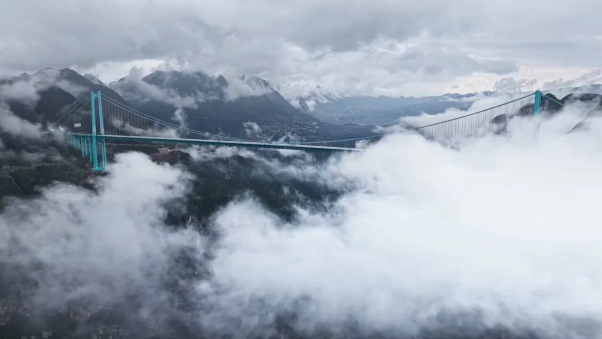 Çin, Dünyanın En Büyük Köprüsü Huajiang Kanyon Köprüsü'nü Hizmete Açtı Çin, Dünyanın En Büyük Köprüsü Huajiang Kanyon Köprüsü'nü Hizmete Açtı