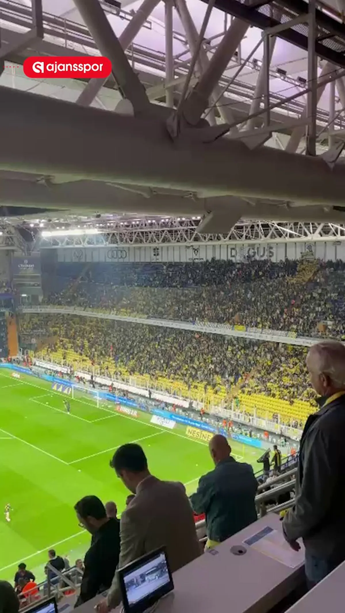 Fenerbahçe Tribünlerinden Sadettin Saran'a Coşkulu Tezahürat Fenerbahçe Tribünlerinden Sadettin Saran'a Coşkulu Tezahürat
