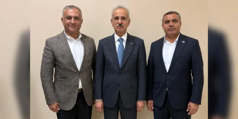 Bakan Uraloğlu Yüksekova'nın Ulaşım Taleplerini Dinledi görseli