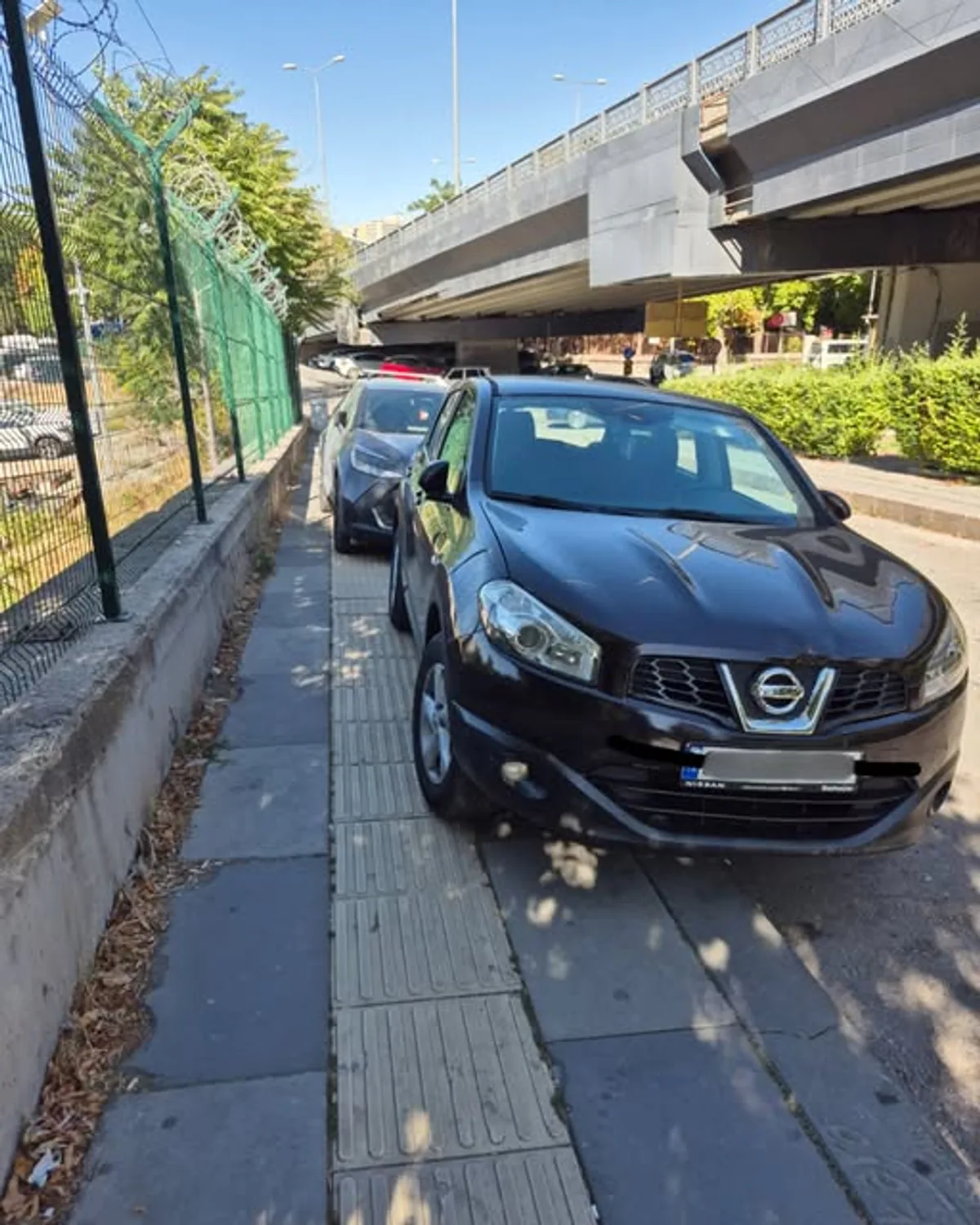 İstanbul'da Kaldırıma Park Eden Araçlar Görme Engelli Yolunu Kapattı İstanbul'da Kaldırıma Park Eden Araçlar Görme Engelli Yolunu Kapattı
