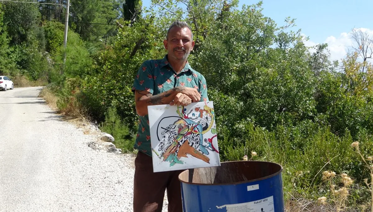Ressam Efe Işıldaksoy, 11 Yıldır Yaptığı Tabloları Çöpe Atıyor Ressam Efe Işıldaksoy, 11 Yıldır Yaptığı Tabloları Çöpe Atıyor