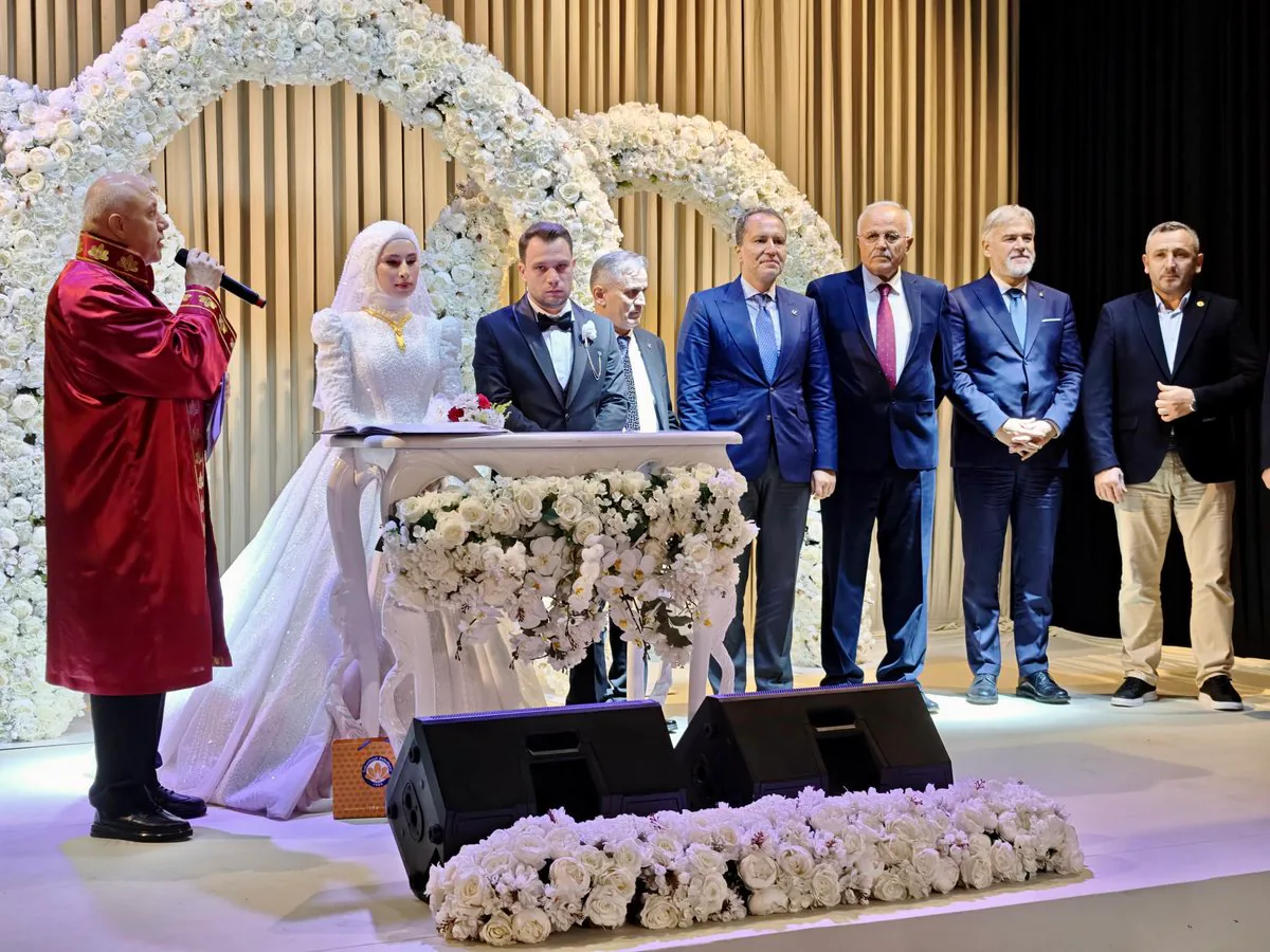 Yeniden Refah Partisi Genel Başkanı Fatih Erbakan, Parti Üyesinin Düğün Törenine Katıldı Yeniden Refah Partisi Genel Başkanı Fatih Erbakan, Parti Üyesinin Düğün Törenine Katıldı