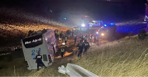Merzifon'da yolcu otobüsü devrildi: 2 ağır yaralı dahil 24 yaralı