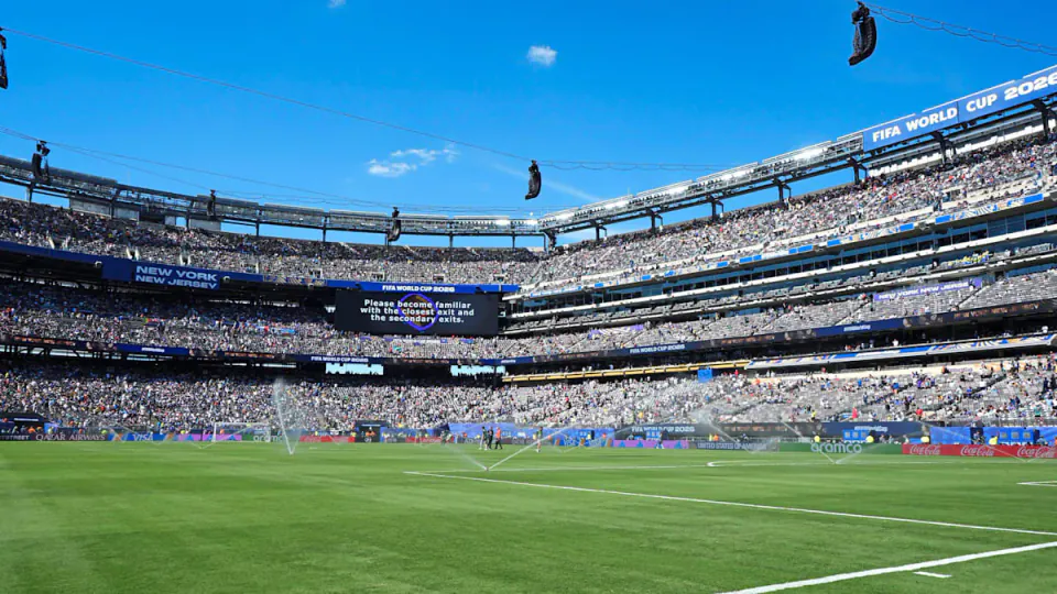 Dünya Kupası'nda MetLife Stadyumu Krizi: Futbolcular Zeminle Savaş veriyor görseli