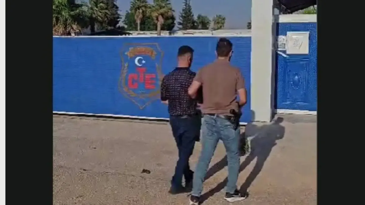 Hatay'da Sahte Kamu Görevlisi Operasyonu: Firari Şahıs Yakalandı Hatay'da Sahte Kamu Görevlisi Operasyonu: Firari Şahıs Yakalandı