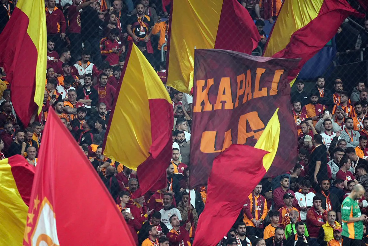 Galatasaray Taraftarı, "Dünyanın En İyisi" Unvanına Sahip Çıktı Galatasaray Taraftarı, "Dünyanın En İyisi" Unvanına Sahip Çıktı