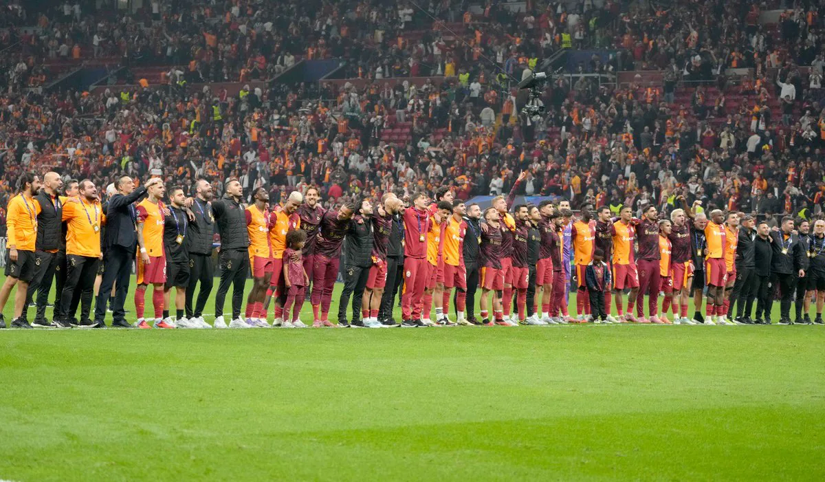 Galatasaray Taraftarına Gece Mesajı: "İyi Geceler Büyük Aile" Galatasaray Taraftarına Gece Mesajı: "İyi Geceler Büyük Aile"