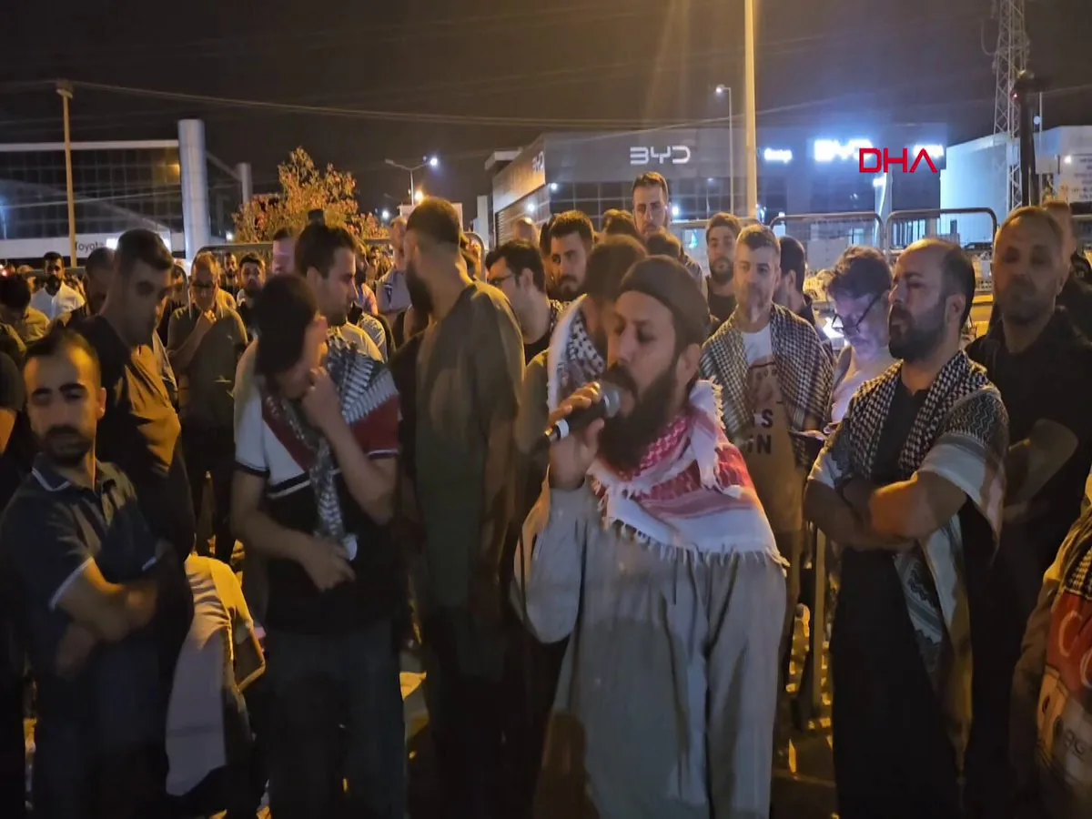 Adana'da ABD Konsolosluğu'na Taşlı Saldırı Adana'da ABD Konsolosluğu'na Taşlı Saldırı