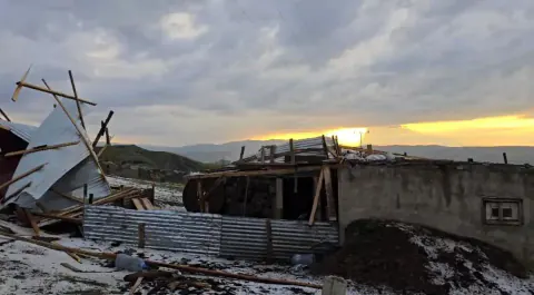 Ağrı'da Dolu ve Şiddetli Rüzgar Bir Evin Çatısını Uçurdu