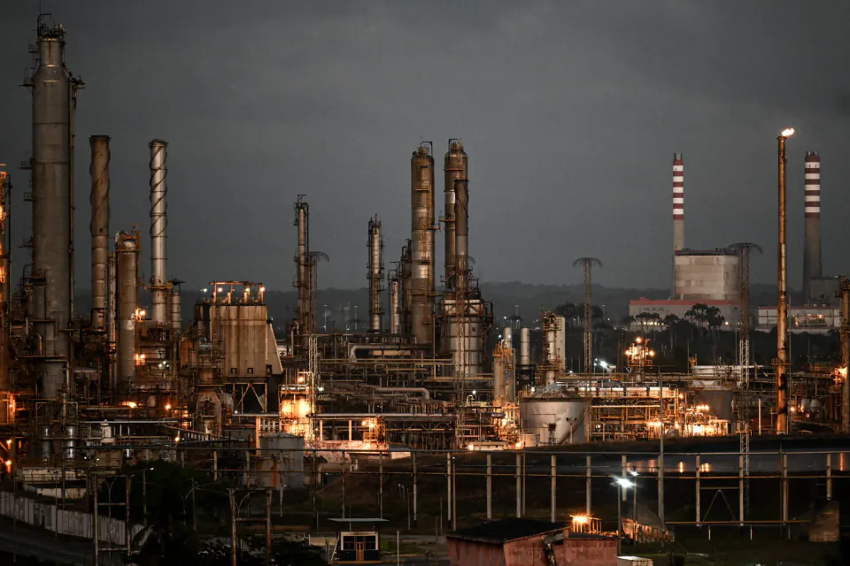 Venezuela'nın ikinci en büyük rafinerisi Cardon'da yangın: Operasyonlar durduruldu görseli