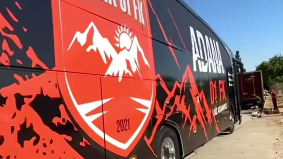 Adana 01 FK'dan Yeni Kimlik Hamlesi: Takım Otobüsü Turuncu-Beyaza Büründü görseli