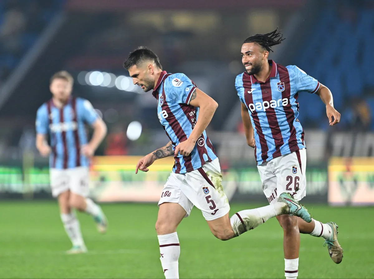 Trabzonspor, Kayserispor Karşısında İlk Yarıyı 1-0 Önde Tamamladı Trabzonspor, Kayserispor Karşısında İlk Yarıyı 1-0 Önde Tamamladı