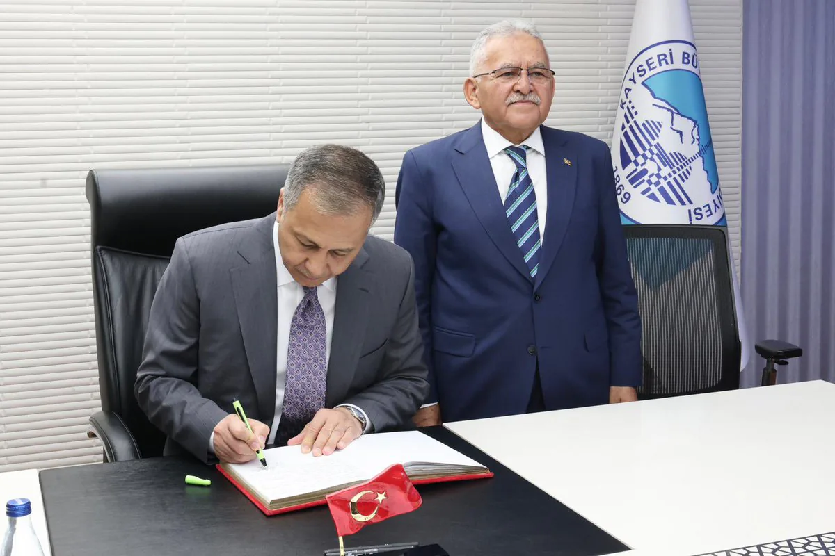 İçişleri Bakanı Ali Yerlikaya, Kayseri'de Büyükşehir Belediye Başkanı Memduh Büyükkılıç'ı Ziyaret Etti İçişleri Bakanı Ali Yerlikaya, Kayseri'de Büyükşehir Belediye Başkanı Memduh Büyükkılıç'ı Ziyaret Etti