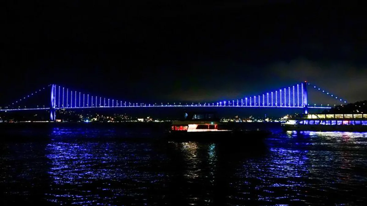 Türk Devletleri Teşkilatı Günü'nde İstanbul ve Ankara Turkuaz Işıklandırıldı Türk Devletleri Teşkilatı Günü'nde İstanbul ve Ankara Turkuaz Işıklandırıldı