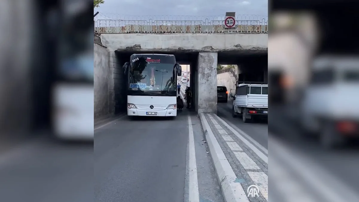 Ağrı 1970 SK Takım Otobüsü Kayseri'de Alt Geçide Sıkıştı Ağrı 1970 SK Takım Otobüsü Kayseri'de Alt Geçide Sıkıştı