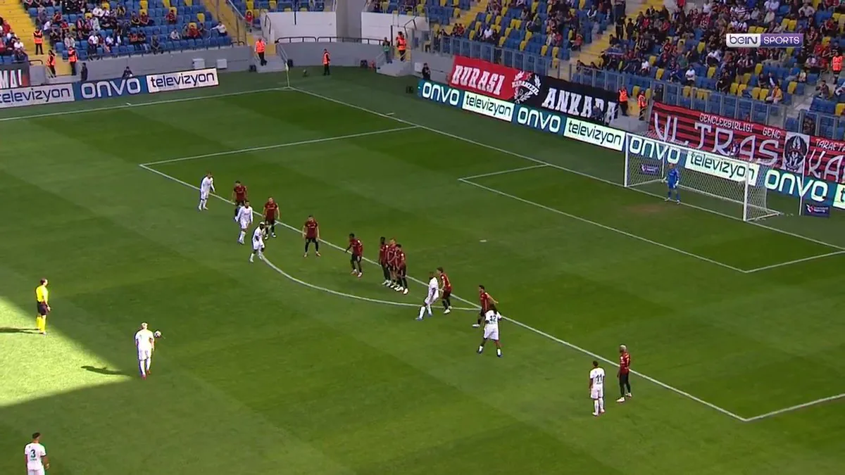 Ianis Hagi, Frikikten Babası Gheorghe Hagi'yi Aratmayan Golü Attı Ianis Hagi, Frikikten Babası Gheorghe Hagi'yi Aratmayan Golü Attı