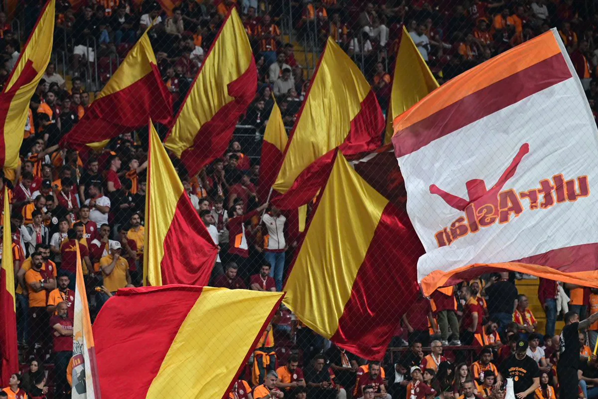 Galatasaray Taraftarlarından Beşiktaş Derbisi İçin Büyük Destek Galatasaray Taraftarlarından Beşiktaş Derbisi İçin Büyük Destek