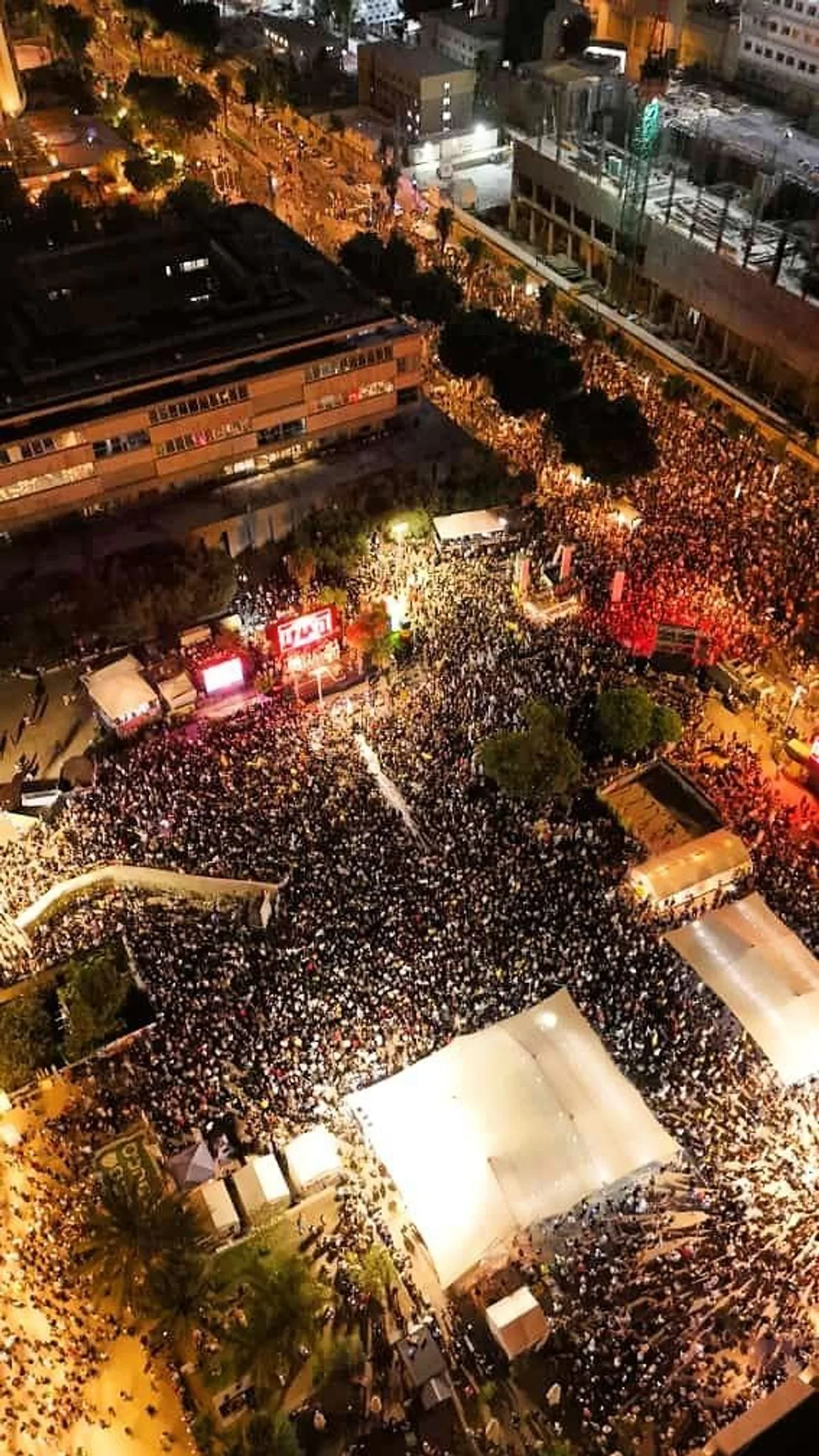 Tel Aviv'de Binlerce Kişi Gazze'deki Savaşın Son Bulması İçin Sokaklara Döküldü Tel Aviv'de Binlerce Kişi Gazze'deki Savaşın Son Bulması İçin Sokaklara Döküldü
