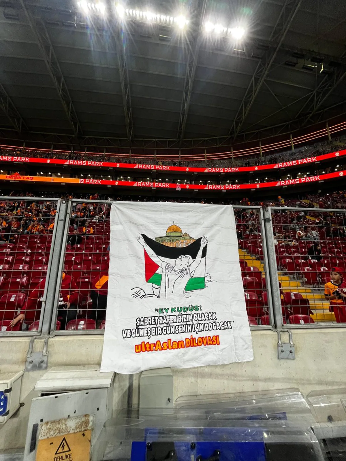Galatasaray Taraftarlarından Beşiktaş Derbisinde Filistin'e Destek Mesajı Galatasaray Taraftarlarından Beşiktaş Derbisinde Filistin'e Destek Mesajı