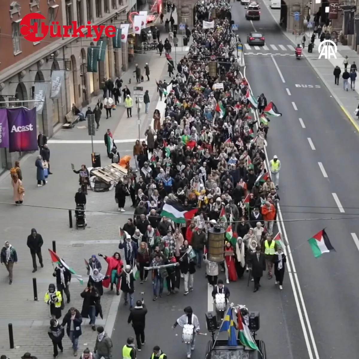 Stockholm'de Binlerce Kişi Gazze'deki Saldırıların Sonlanması İçin Yürüdü Stockholm'de Binlerce Kişi Gazze'deki Saldırıların Sonlanması İçin Yürüdü