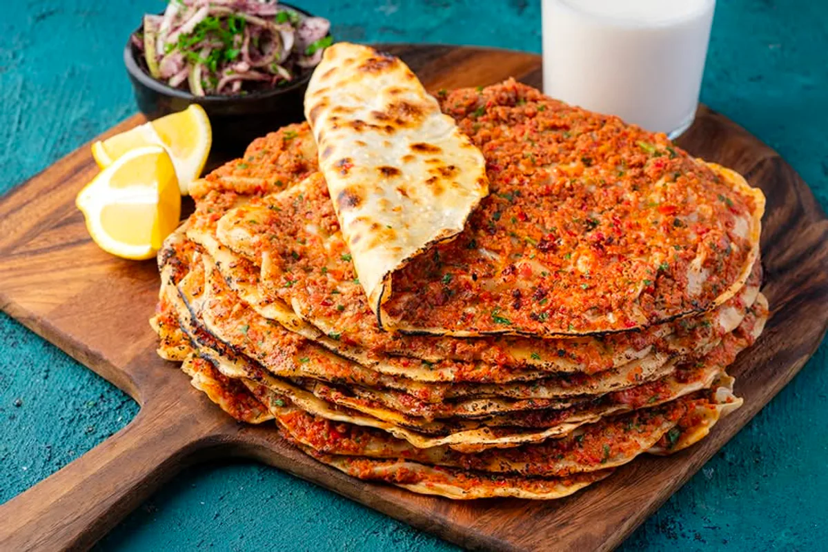 Evde Kolay Lahmacun Yapımı: 11 Farklı ve Pratik Tarif Evde Kolay Lahmacun Yapımı: 11 Farklı ve Pratik Tarif